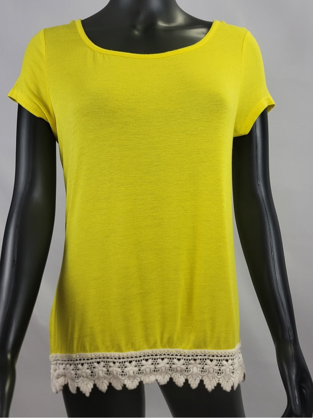 Large Women’s Yellow Scoop Neck Top with Lace Hem